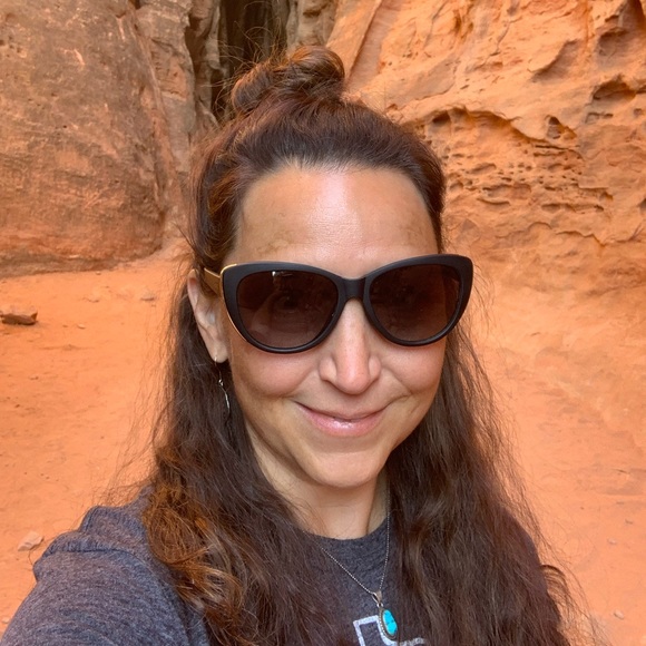 Meet your Posher, Nicole - Picture 2 of 3